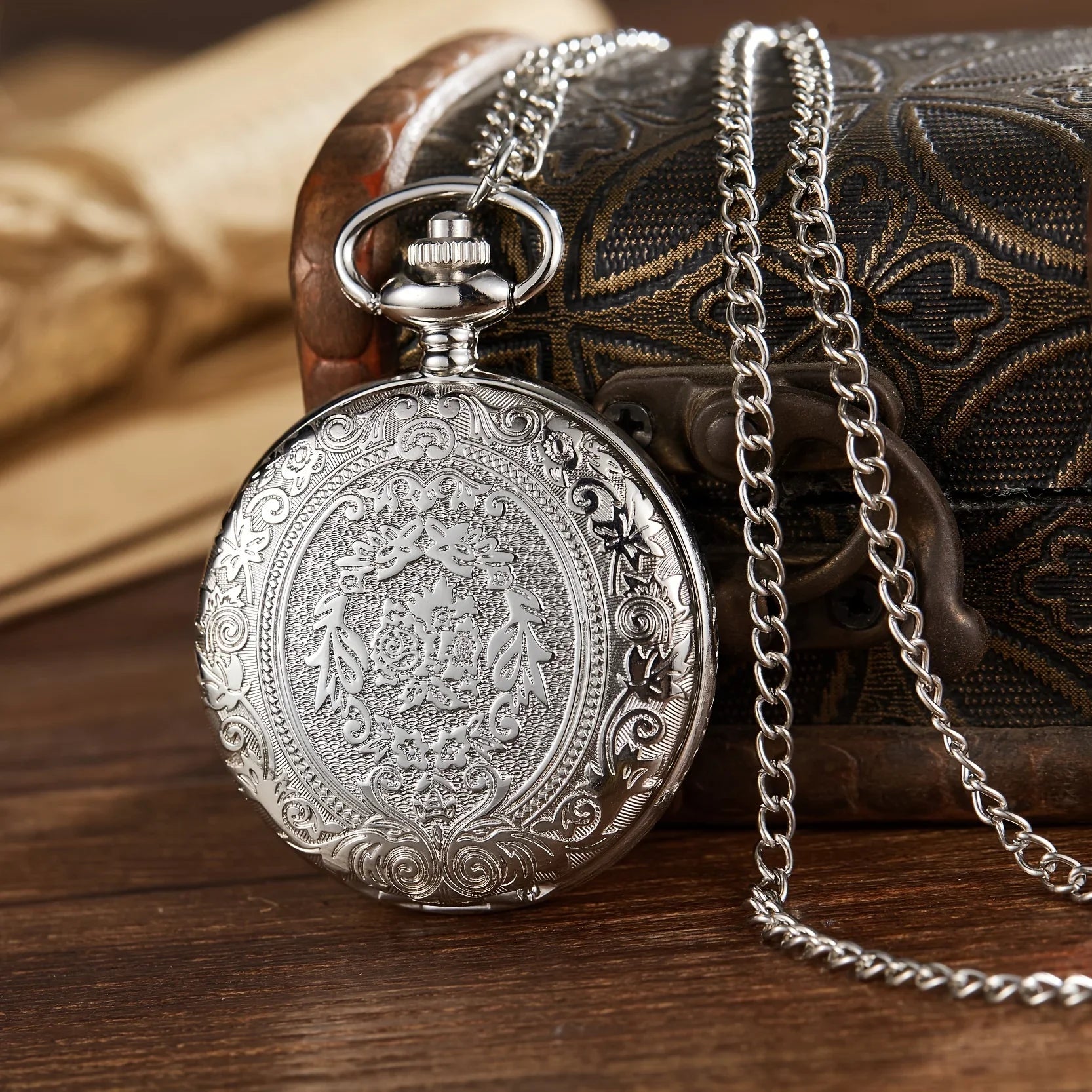 Retro nostalgic classical carved flip cover women men pocket watches necklaces hanging watches quartz suitable for giving gifts Image principale du produit