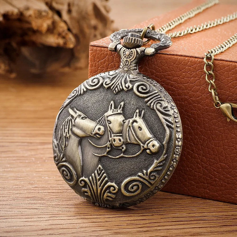Fashion Vintage Relief Horse Pocket Watch On Chain Vintage watches Quartz Alloy Necklace Pendant Clock Gifts for women Image principale du produit