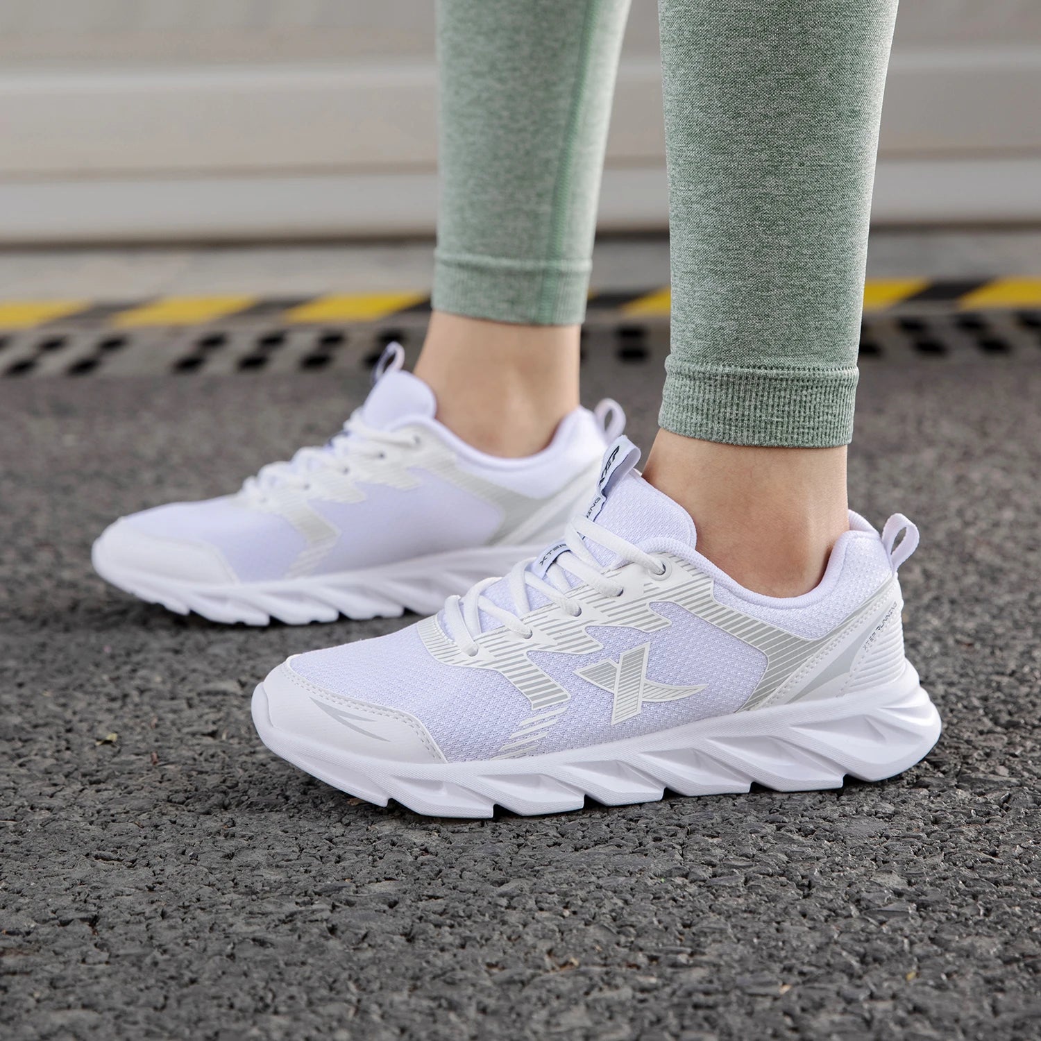 Xtep Women's Shoes Running Shoes Wear-resistant Casual Sports Shoes For Women Winter Tennis Female Sneakers White 879318110073