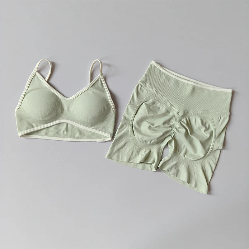 2PCS Yoga Suit Seamless with Chest Pad Tight Sports Bras and High Waist Shorts Outside Wear Running Exercise Fitness Yoga Set